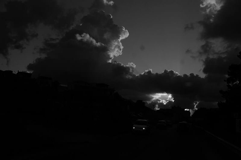 Mezzojuso, Sizilien: Wolken über der Autobahn.