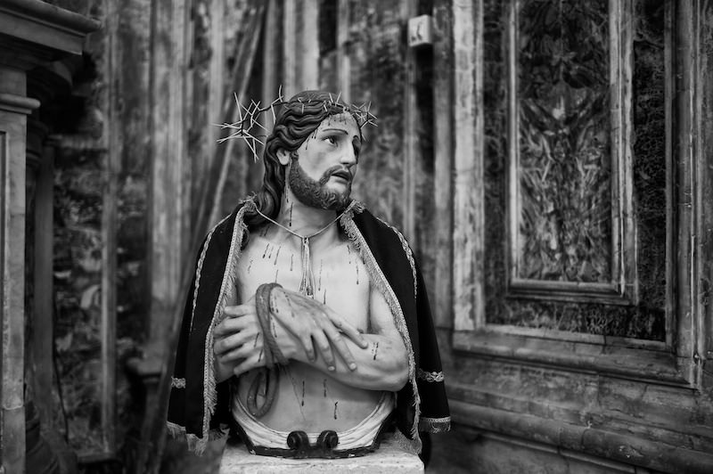 Statue mit einer Szene des Kreuzweges in Palermo, Sizilien.