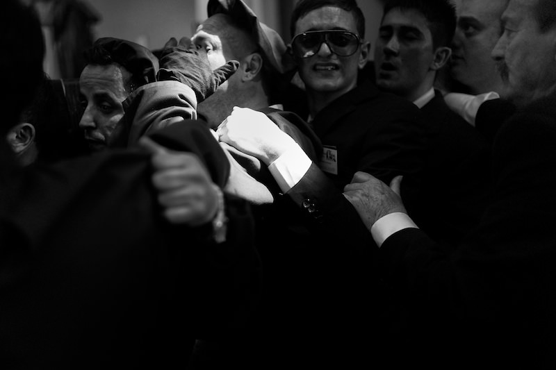 Emotional bewegt kehren die Träger nach dem stundenlange Zug mit der Statue wieder in die Kirche zurück.